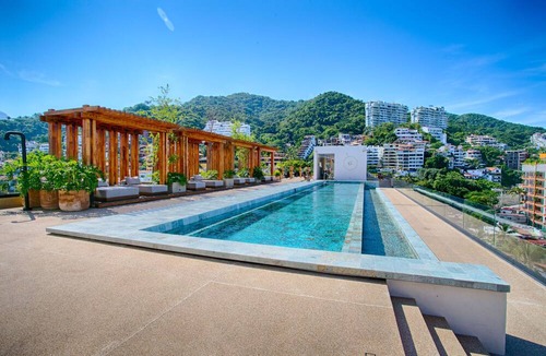 Romantic Zone Condo | HGTV Loft | Rooftop Pool + Gym + Views + Bar