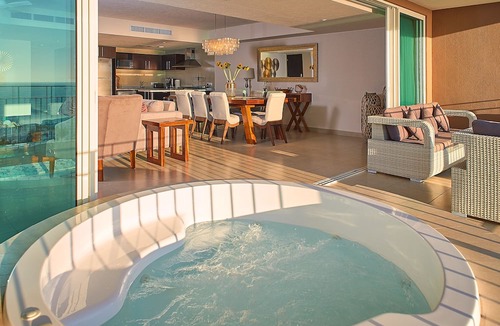 South Hotel Zone Condo | ✪Stylish Beachfront Condo ✪Trendy location ✪Private jacuzzi @balcony