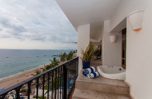 Amapas Condo | Stunning Luxury 3 bedroom Penthouse right on Los Muertos Beach