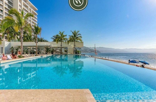 Las Glorias Apartment | Amazing Oceanfront 1BR Condo - Rooftop Pool