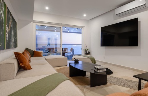 Las Glorias Condo | Luxury Beachfront Condo 3BD, Harbor 171 & 8 pools 3BD Condo for rent in North Ho