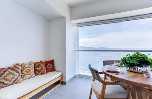 Las Glorias Apartment | Beachfront Luxury | Ocean Views | Pools & Jacuzzi