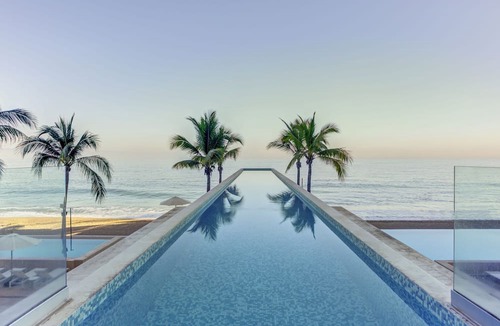 Las Glorias Apartment | Beachfront Luxury | Ocean Views | Pools & Jacuzzi