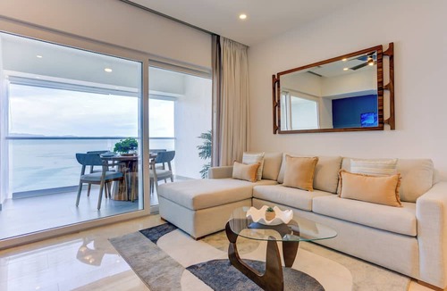 Las Glorias Apartment | Beachfront Luxury | Ocean Views | Pools & Jacuzzi