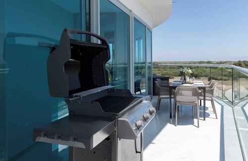 Flamingos Condo | Modern 3BR Oasis | Rooftop Pool | Steps to Beach