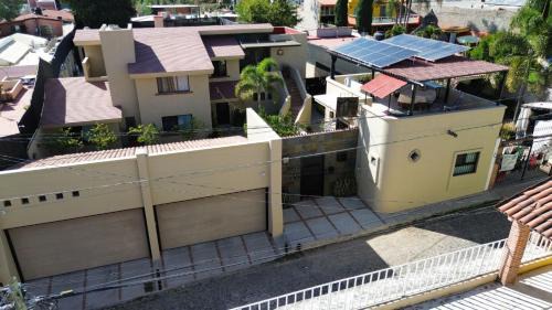 San Antonio Tlayacapan House | Ajijic Modern 1 King Bedroom -Bikes-Gym-Pickleball Court-Golf Cart-Scooters