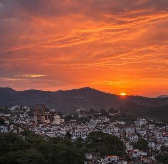 Taxco House | Entre el sol y la luna