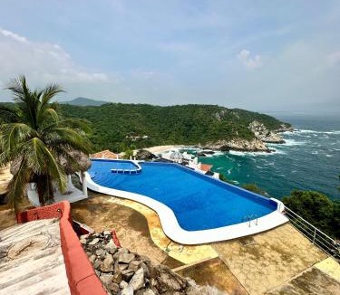 Puerto Angel Villa | Bungalow frente a la playa estrene alberca nueva con increíble vista infinita al mar, 8 hermosas playas cercanas, terraza con cama de playa, espectacular vista al inmenso océano pacífico, 2 kayack disponibles, nómadas digitales Starlink WiFi 224 mbps