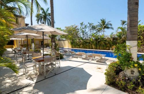 Flamingos Apartment | 6 Person Occupancy 1 Block to Beach Views from Terrace