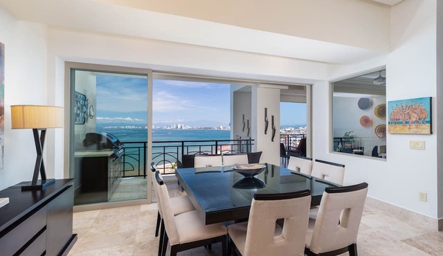 Luxury, Amazing Views! Front and Centre Romantic Z