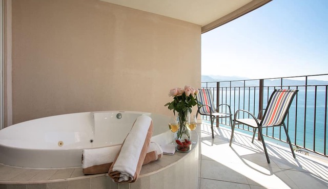 Beachfront, Luxurious Grand Venetian 3 Bedroom, 3 bath, Ocean & Mountain View