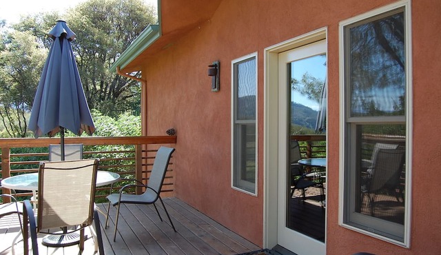 Lovely Straw Bale Home with Views of the Yosemite High Sierra! in Midpines