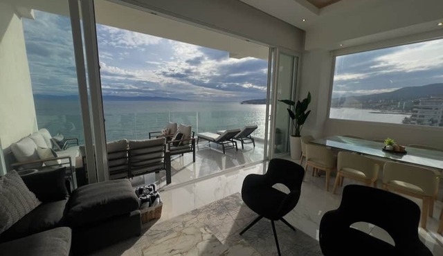Beachfront Luxury Penthouse in Mar Azul in Bucerias | Sleeps 8 | 4BR/3BA 🌊 Stay in style at this brand-new beachfront penthouse in Bucerías! Featuring 4 bedrooms, 3 full baths, and 9 beds, it comfortably sleeps up to 8 guests. Enjoy high ceil