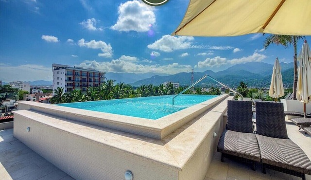 Versalles 204 2BR/2BA | Pool, Balcony, Downtown