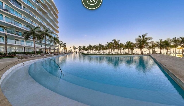 Oceanfront 2BR Condo - Pool - Cevicheria - Beach