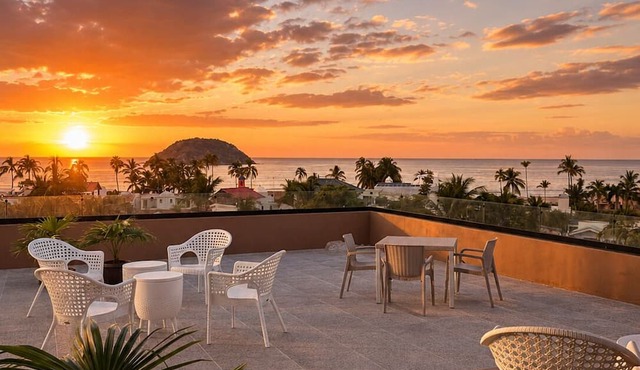 Boutique apartment with ocean view, pool, 2 blocks from the beach!