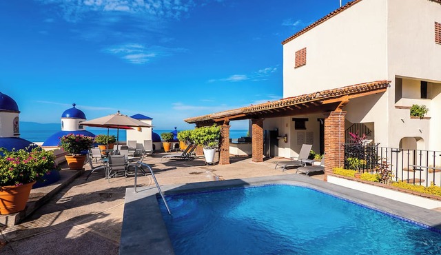 Spacious Oceanfront Condo with AC, WiFi, & Rooftop Pool on the Beach in Old Town