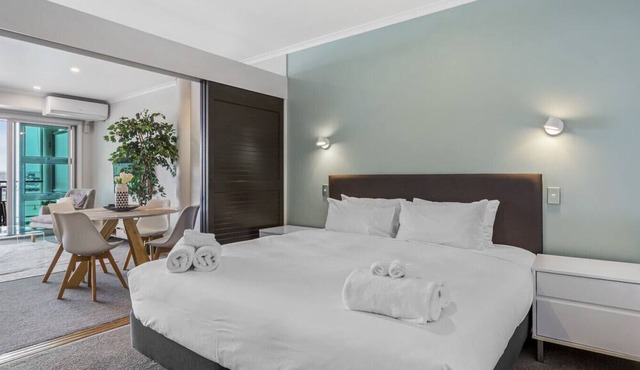 Gorgeous Waterfront Apartment Harbour and Views in Auckland
