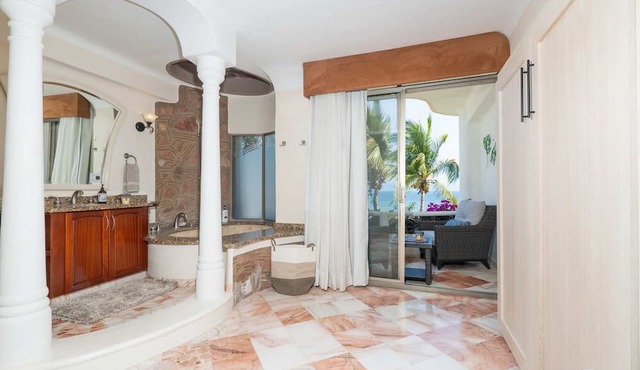 Ocean Front Penthouse, Pool, Sleeps 6 people