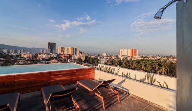 Modern 2-Bedroom Condo with Rooftop Pool in Vibrant Versalles
