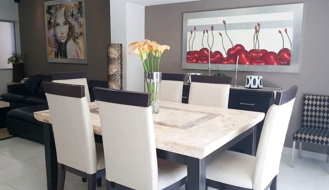 Modern Romantic Poolside Stay, Beach 10min Drive