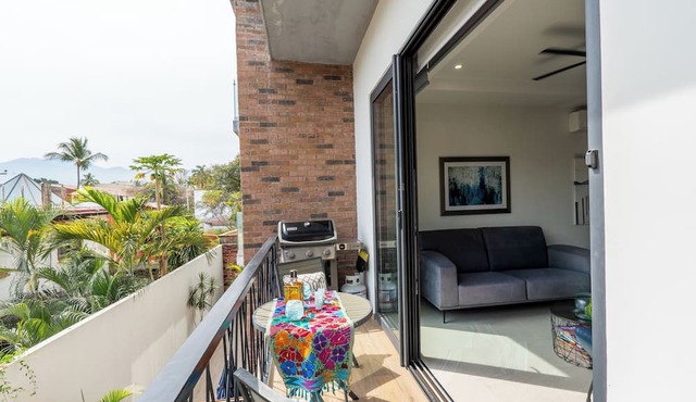 4 Person Occupancy 1 block from Ocean A+ location