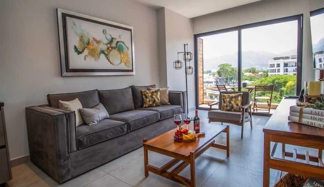 Mountainview Balcony, Near Dining & Beach