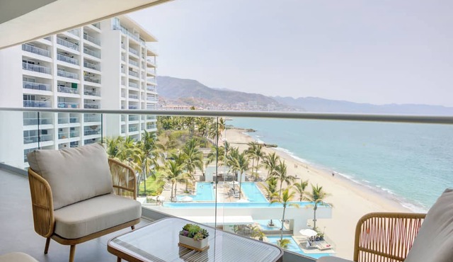 Stunning Beachfront with Rooftop Pool, Gym Balcony