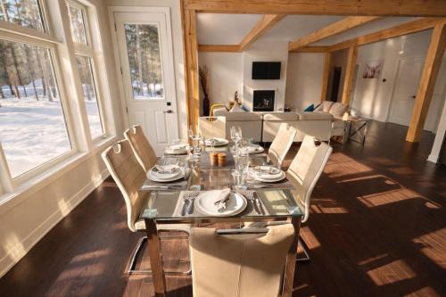 Muskoka Cottage Retreat with BBQ, Fire pit and Game Room Fun in Dwight